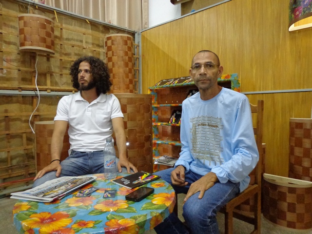 Artista vilhenense expõe arandelas feitas em madeira na Expovil