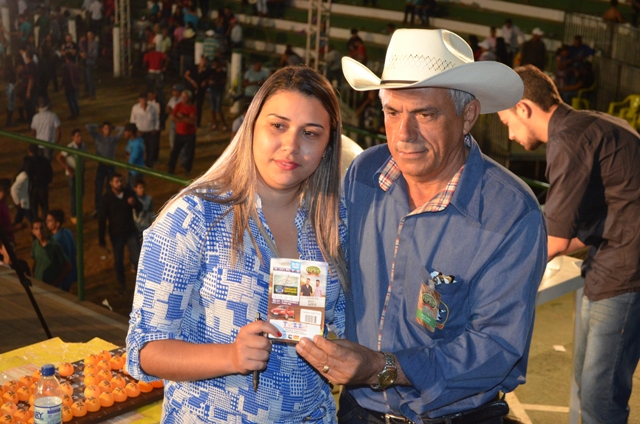 Auxiliar administrativa leva sozinha veículo sorteado na última noite da Expovil 