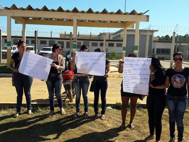 Vilhena: parentes de detentos fazem protesto e pedem saída do diretor de presídio