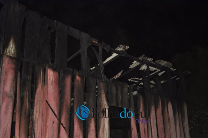  Incêndio destrói residência no bairro Cristo Rei; não houve vítimas
