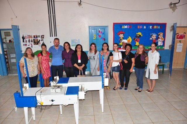 Rosangela Donadon entrega máquina de fraldas à APAE de Colorado do Oeste