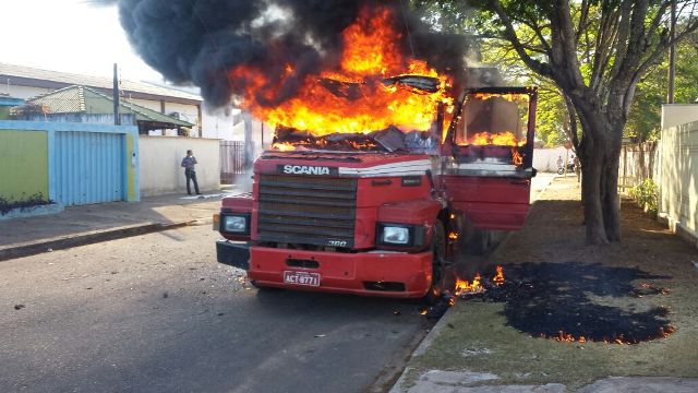 Mulher suspeita que está sendo traída e toca fogo na carreta do marido em Vilhena