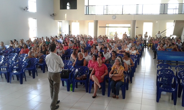 Em Cerejeiras, consultor vilhenense ministra palestra gratuita para 250 professores