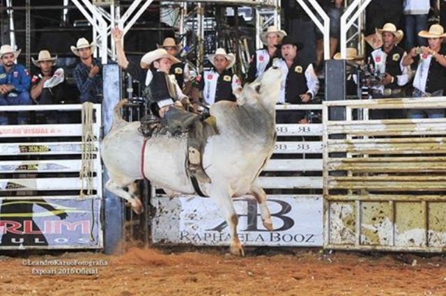 Aos 17 anos, peão de Cerejeiras vence em rodeio em Ariquemes e vai competir em Barretos