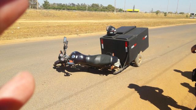 Choque entre taxi e motocicleta na manhã deixa mulher de 24 anos com fratura