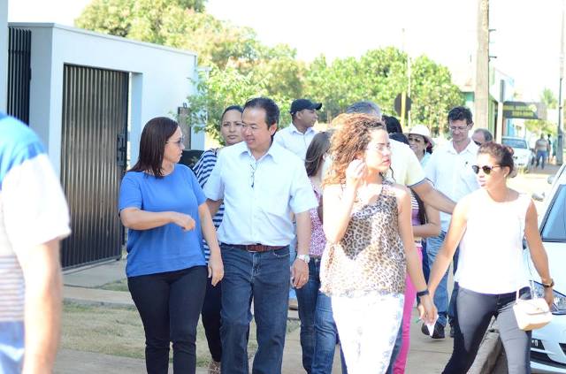 Eduardo Japonês ouve população e recebe apoio em caminhada no bairro Cristo Rei
