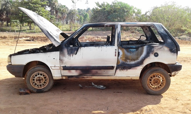 Carro pega fogo em Cerejeiras; motorista escapa e retira botija de gás de veículo