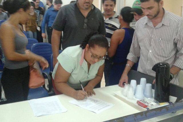 Candidato colhe assinaturas contra aumento salarial de vereadores em Vilhena