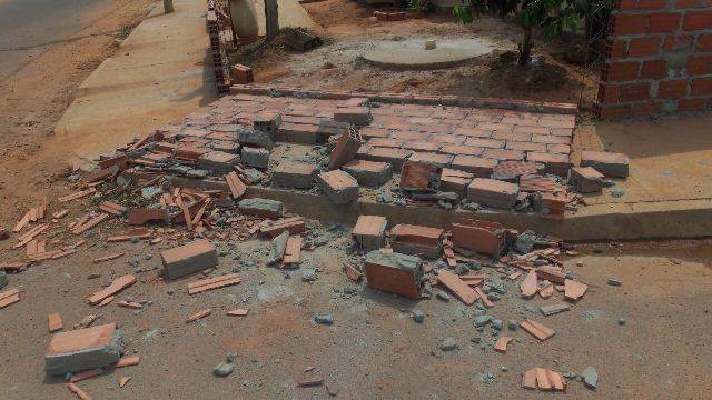 Muro cai sobre menina de 1 ano e menino de 5 em conjunto popular em Vilhena