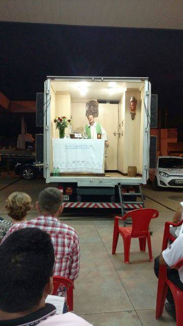 Padre celebra missa para motoristas em posto de combustível de Cerejeiras