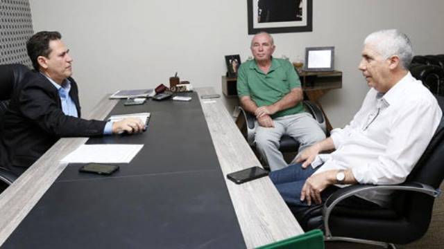 Em reunião com deputados, prefeito de Cerejeiras reforça pedidos de emendas