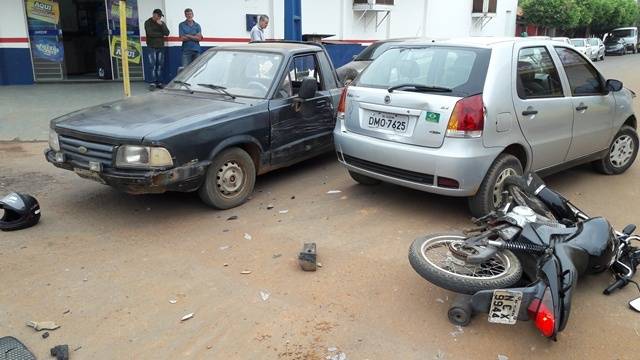 Mulher invade preferencial e acidente envolvendo três veículos deixa motoqueiro ferido