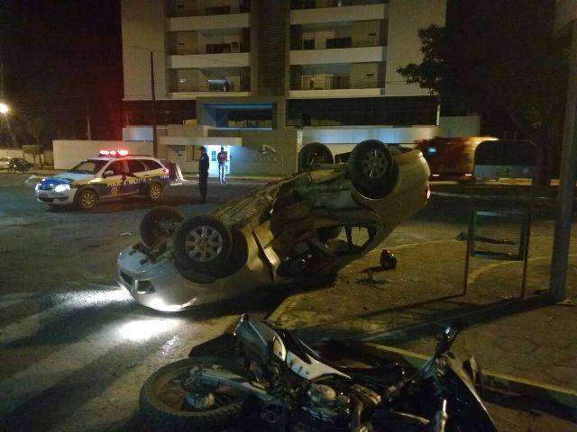 Carro atinge moto e capota em Vilhena; piloto e “caroneira” ficam em estado grave