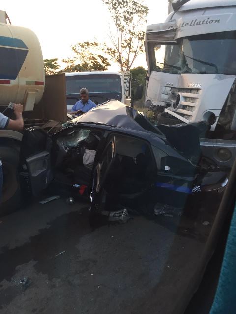 Impressionante: táxi é “prensado” na BR 364, mas todos os ocupantes sobrevivem