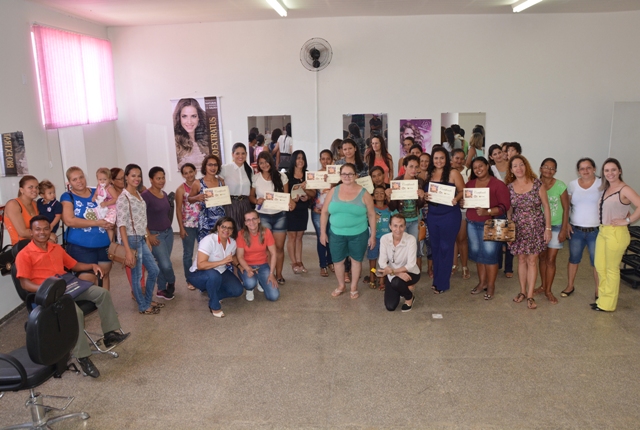Após formatura de 12 novas manicures, 40 fazem curso de cabeleireiro em Vilhena