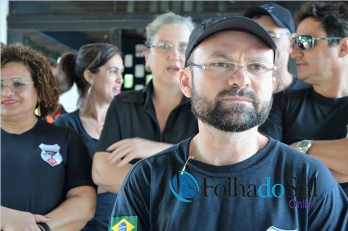 “De luto”, policiais civis de Vilhena fazem ato em apoio à paralisação nacional da categoria