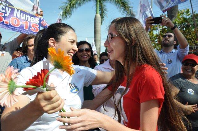 Rosani Donadon é homenageada com flores durante caminhada na Major Amarante