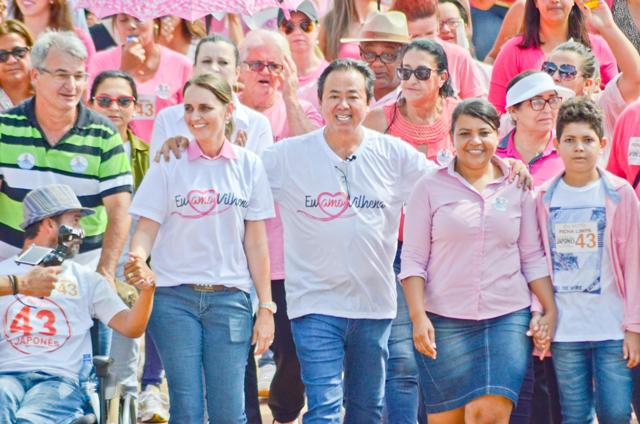 Eduardo Japonês recebe apoio do público feminino durante “Caminhada Rosa” em Vilhena