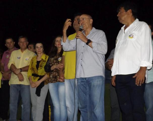 Em Cerejeiras, governador participa de comício e elogia ex-prefeito: “Merece ganhar”
