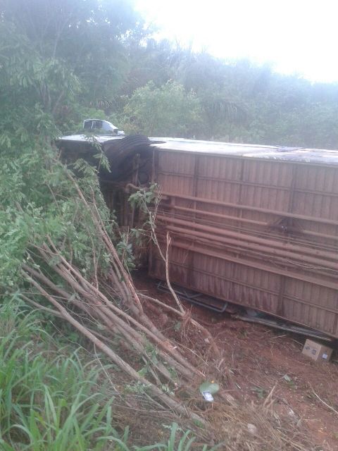 Ônibus da Eucatur com vilhenense de 84 anos a bordo tomba na BR 364 em Pimenta Bueno