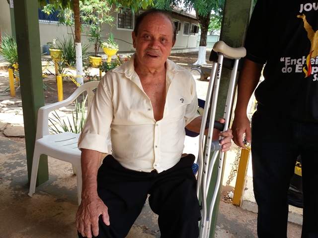 Exemplo: mesmo dispensado, pioneiro de 76 anos vai votar de muletas em Vilhena