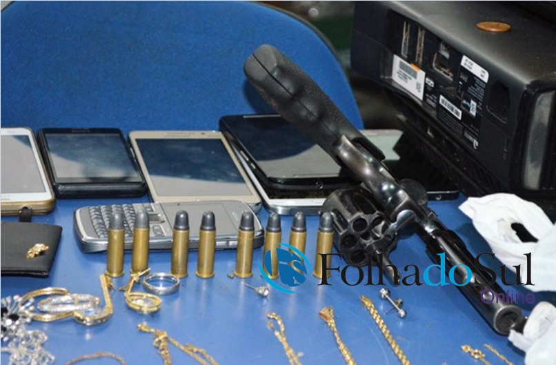Operação da PM prende suspeitos de assaltos, apreende drogas e arma, e recupera objetos roubados