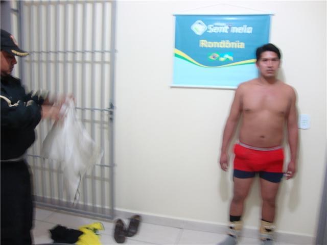 BOLIVIANO É PRESO PELA POLÍCIA FEDERAL TRANSPORTANDO DROGAS NA ROUPA
