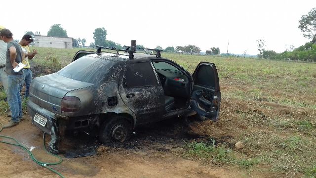 Construtor usa fogo para “limpar” terreno e tem carro atingido por chamas em Vilhena