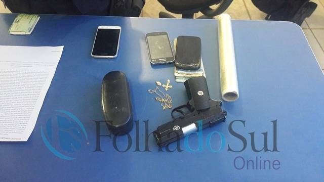 Após prender suspeito de cometer assalto com arma de brinquedo, polícia chega o receptador