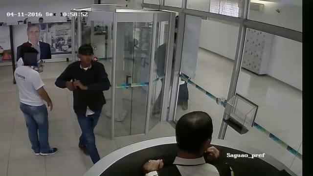 Vídeo mostra momento em que assaltante rende vigilante de agência bancária em Vilhena