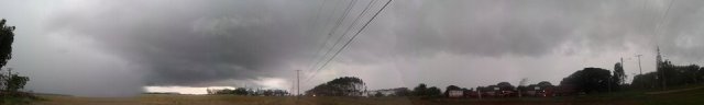 Nuvens negras avançam sobre Vilhena: chuva pesada e raios se intensificam na cidade 