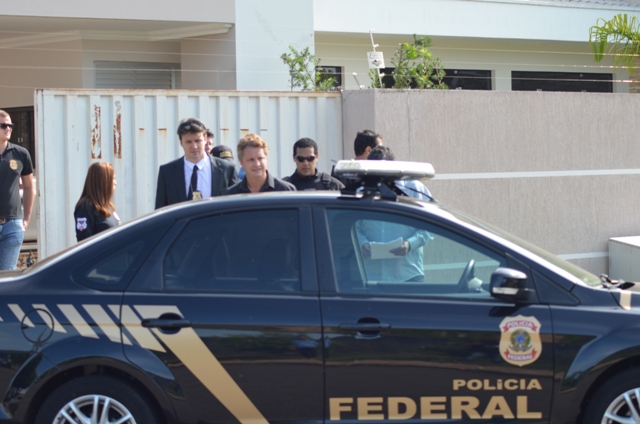 Durante viagem, prefeito preso pede celular a agente da PF: “Queria acessar a FOLHA DO SUL”