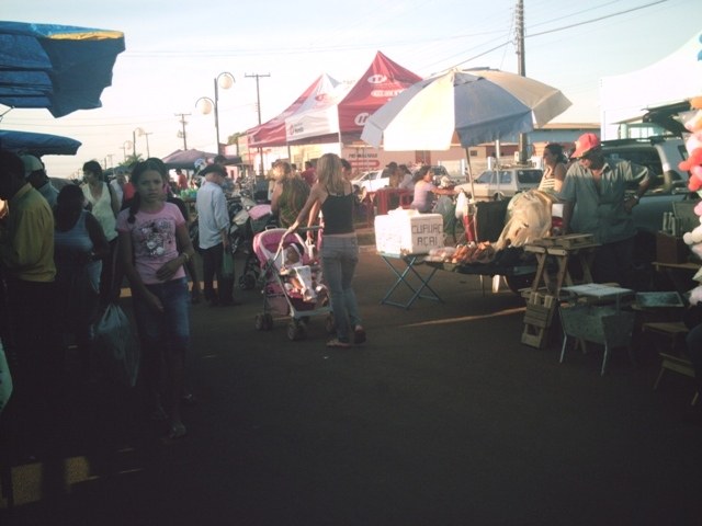 FEIRAS LIVRES EM BAIRROS AGRADAM CONSUMIDORES E GARANTEM RENDA A COMERCIANTES