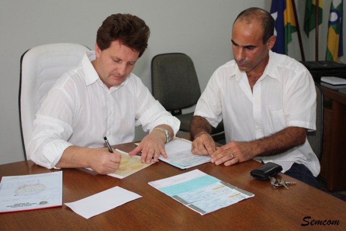 SALÁRIO DE SERVIDORES MUNICIPAIS JÁ ESTÁ NA CONTA
