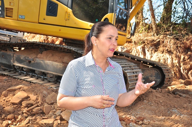 Rosangela Donadon comemora chegada de caminhão para DER de Colorado do Oeste