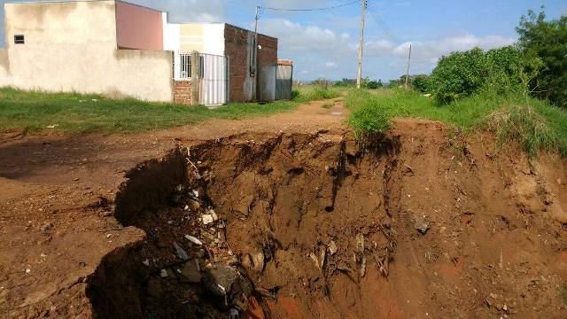 Cratera ameaça engolir casas em Vilhena; FOLHA DO SUL ON LINE denunciou mais de 10 vezes