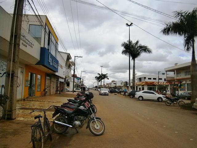 Após exigência do MP, placas e mercadorias são tiradas das calçadas em Cerejeiras