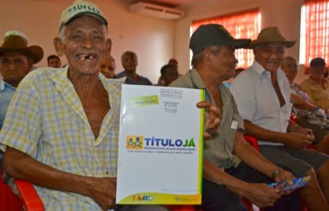 Em Cabixi, governador entrega títulos de imóveis e destaca regularização fundiária urbana