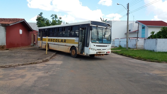 Ônibus do transporte escolar “dá prego” no meio da rua e mostra precariedade do serviço