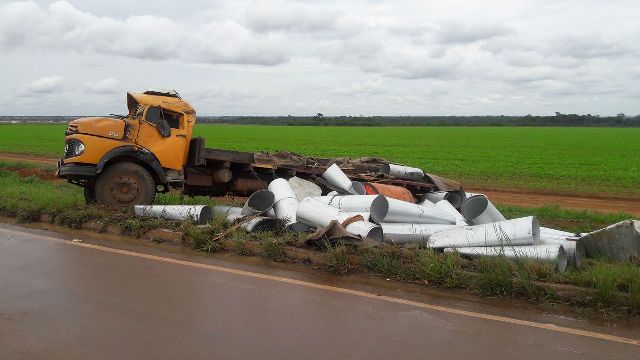 Caminhão com placas de Ji-Paraná tomba na rotatória do aeroporto em Vilhena 