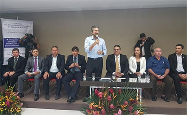 Em evento na capital, Raupp ataca MP e insinua que prefeito de Vilhena foi preso injustamente
