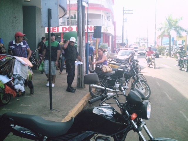 MOTOCICLISTAS SÃO MULTADOS POR ESTACIONAR EM FRENTE AGÊNCIA BANCÁRIA