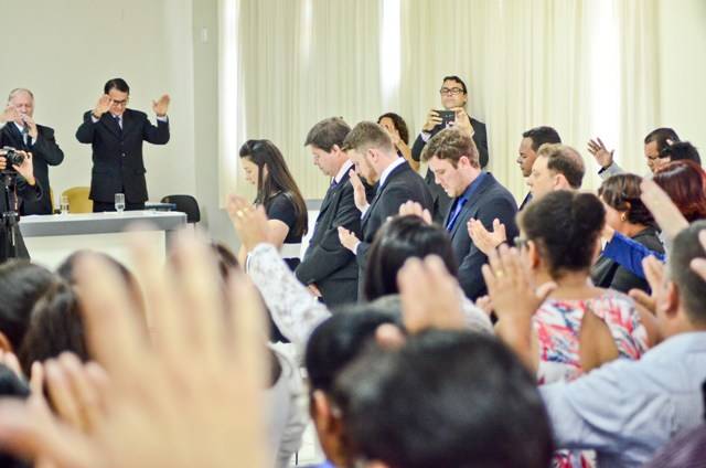 Diplomação de eleitos em Vilhena é abençoada por pastor e Câmara assiste a “culto legislativo”
