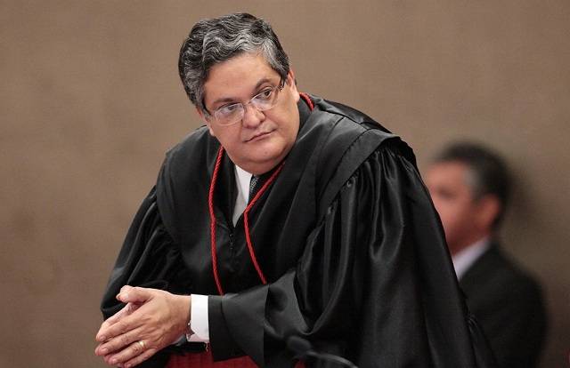 Despacho de ministro do TSE confirma posse de Rosani; julgamento de prefeita fica para 2017