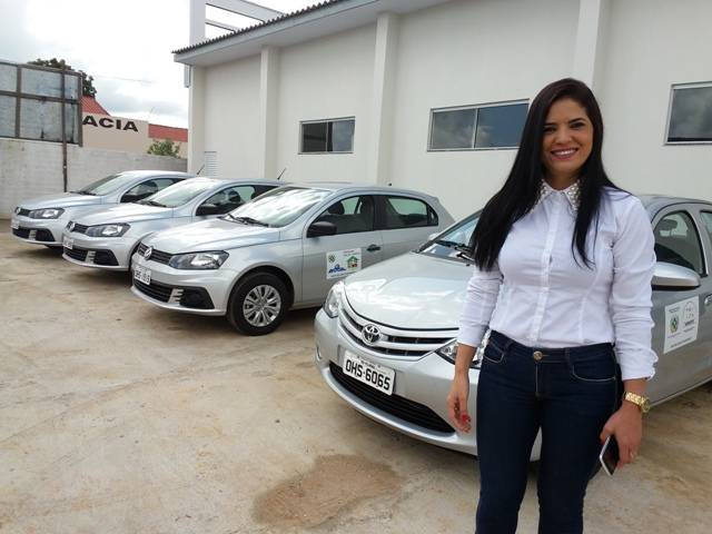 Em seu último dia na função, primeira-dama de Vilhena entrega veículos e inaugura salão