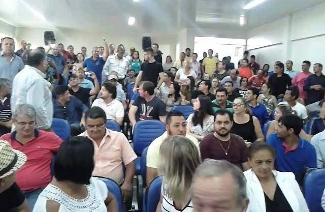 Revoltada, população ameaça protesto nas casas de vereadores que boicotam sessões