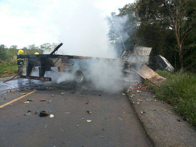 Caminhão carregado de madeiras tomba a 40 km de Vilhena e motorista morre queimado