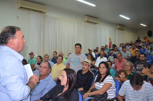 Advogado quer substituição de vereadores presos e colhe assinaturas para requerimento