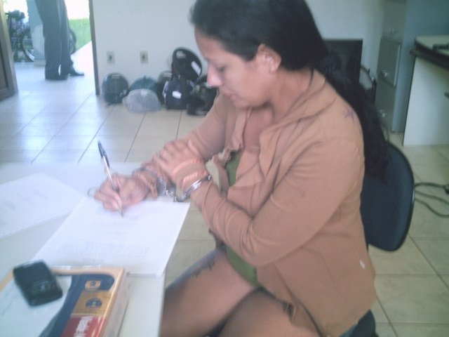 DONA-DE-CASA ACHA DROGA EM BAGAGEM DE HÓSPEDE E CHAMA A POLÍCIA