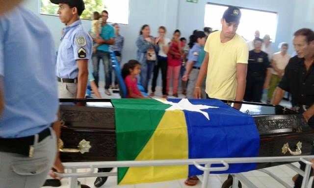 Homenagens e emoção marcam sepultamento de soldado de Cerejeiras que morreu em Curitiba